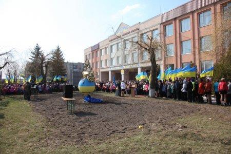 Відкриття скульптурної композиції бджілки.