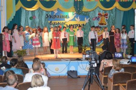 Прощання учнів 4-х класів з початковою школою