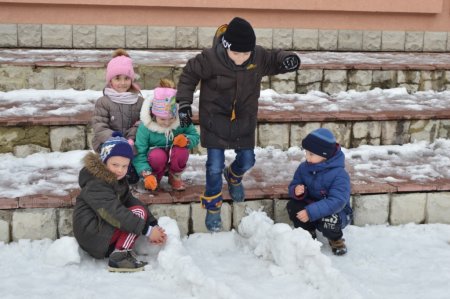 «Білі мухи налетіли – все подвір’я стало білим»
