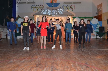 НОВОРІЧНІ СВЯТА ДЛЯ УЧНІВ СЕРЕДНЬОЇ ШКОЛИ