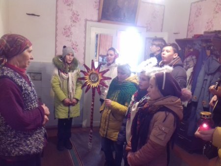 Пластуни колядують