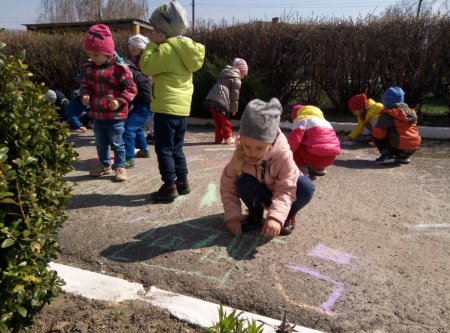 13 квітня в дошкільних групах «Вулик»  відбулася тематична розвага «Малюнок на асфальті»