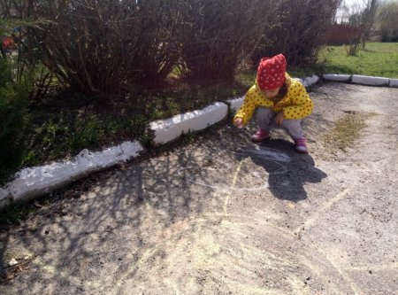 13 квітня в дошкільних групах «Вулик»  відбулася тематична розвага «Малюнок на асфальті»