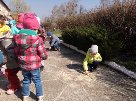 13 квітня в дошкільних групах «Вулик»  відбулася тематична розвага «Малюнок на асфальті»