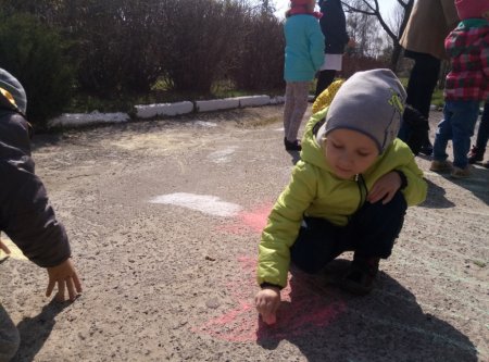 13 квітня в дошкільних групах «Вулик»  відбулася тематична розвага «Малюнок на асфальті»