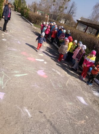 13 квітня в дошкільних групах «Вулик»  відбулася тематична розвага «Малюнок на асфальті»