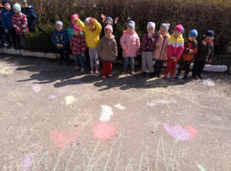 13 квітня в дошкільних групах «Вулик»  відбулася тематична розвага «Малюнок на асфальті»