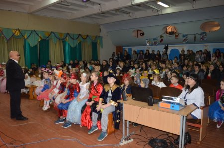 НОВОРІЧНІ РАНКИ У ПОЧАТКОВІЙ ШКОЛІ
