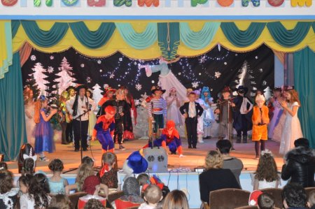 НОВОРІЧНІ РАНКИ У ПОЧАТКОВІЙ ШКОЛІ