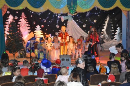 НОВОРІЧНІ РАНКИ У ПОЧАТКОВІЙ ШКОЛІ