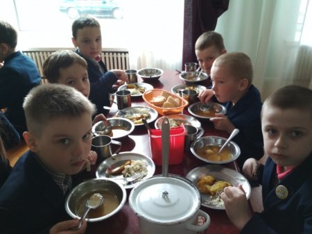 На екскурсії в їдальні