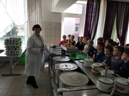 На екскурсії в їдальні