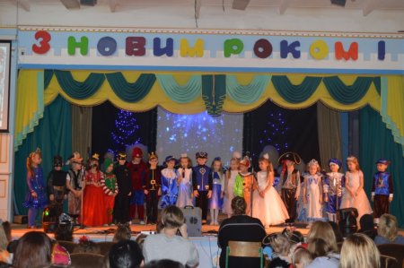 Новорічне свято для учнів початкової школи
