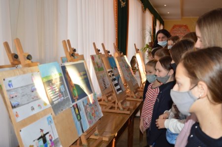 Виставка учнівських робіт  «Безпека на дорозі – безпека життя»