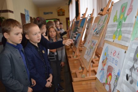 Виставка учнівських робіт  «Безпека на дорозі – безпека життя»