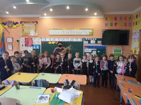 Виховна година "Україна пам'ятає"