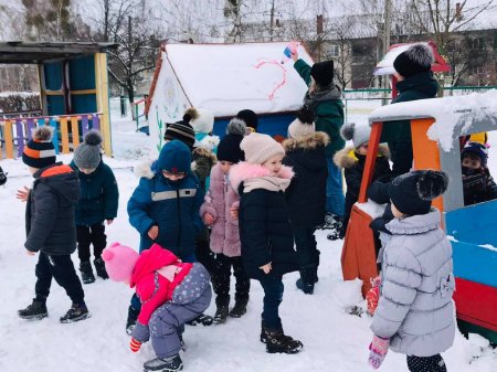 Пізнаємо світ граючись…  Кольорові малюнки на снігу