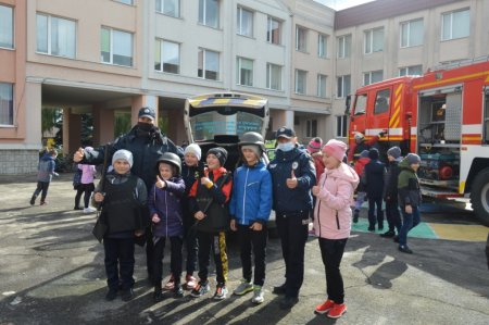 Урок з поліцейським та рятувальником