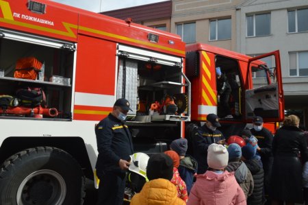 Урок з поліцейським та рятувальником