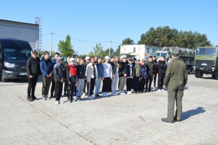 Екскурсія у військову частину