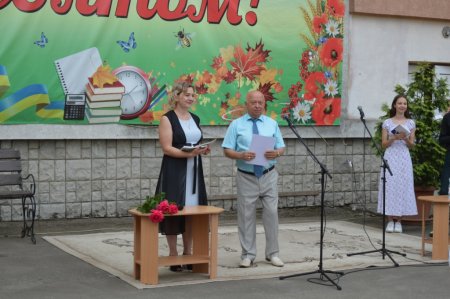 Вручення свідоцтв учням 9-х класів