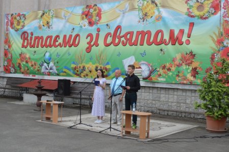 Вручення свідоцтв учням 9-х класів