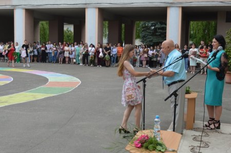 Вручення свідоцтв учням 9-х класів