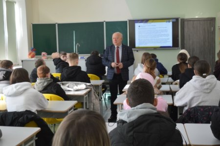 ПРОФОРІЄНТАЦІЙНА ЗУСТРІЧ З ДЕВ’ЯТИКЛАСНИКАМИ ВОЛОДИМИРЕЦЬКОЇ ГРОМАДИ